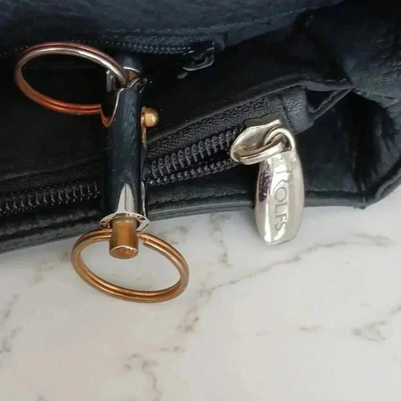 Rolf's Black leather shoulder bag with pockets - Picture 4 of 8